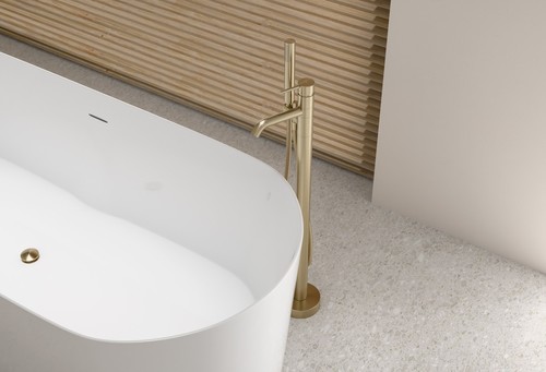 Blask szczotkowanego złota w łazience – harmonia, miękkość i ponadczasowy szyk